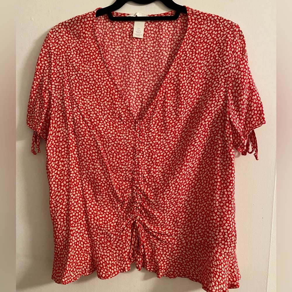 H&M Red Ditsy Floral Ruched Top Size 8 Womens Short Sleeve Cottagecore Blouse